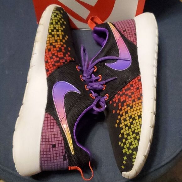 Nike Roshe One Print GS 677784-003 Black White Multi color Hyper Violet Volt Red - Picture 7 of 8